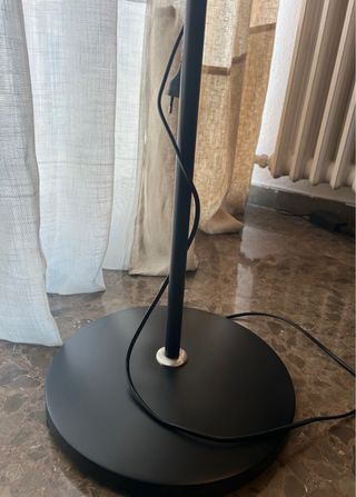 Lámpara de pie negra.