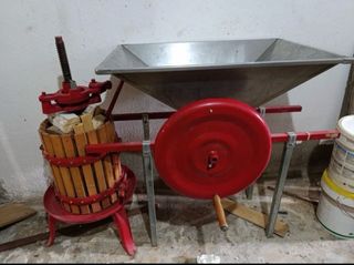 Máquina para prensar y moler uva . Poco utilizada
