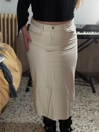Falda larga beige con abertura trasera