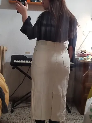 Falda larga beige con abertura trasera