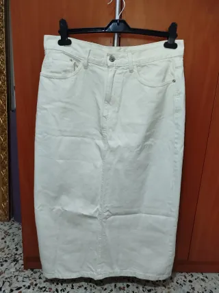 Falda larga beige con abertura trasera