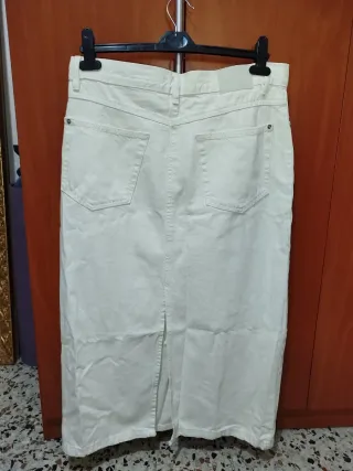 Falda larga beige con abertura trasera