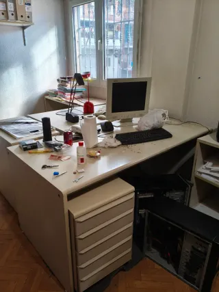 Mobiliario de oficina madera y metal