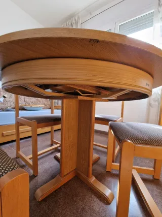 Mesa redonda extensible y 4 sillas