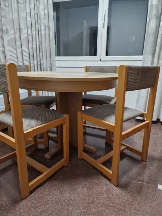 Mesa redonda extensible y 4 sillas