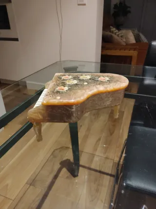 Caja de música piano decorada