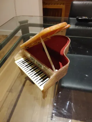 Caja de música piano decorada