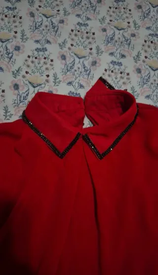 Blusa roja elegante con detalles negros