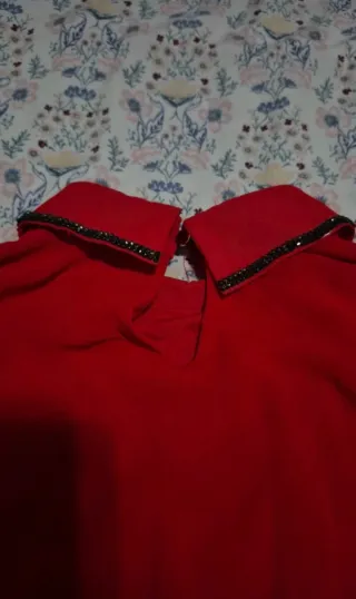 Blusa roja elegante con detalles negros