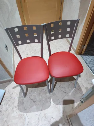 Lote de mesa de cocina dos sillas y cafetera dolce