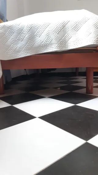 Cama articulada con colchón y mando con cable.