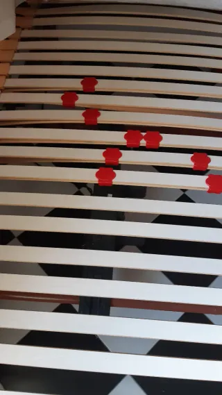 Cama articulada con colchón y mando con cable.