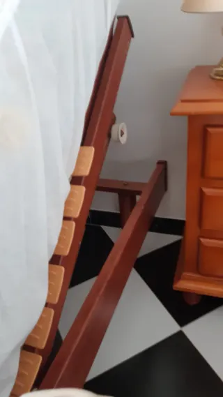 Cama articulada con colchón y mando con cable.