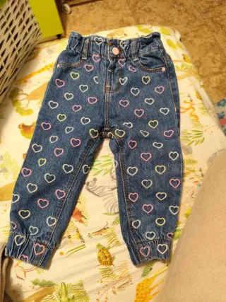 Pantalón vaquero Guess corazones