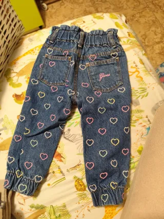 Pantalón vaquero Guess corazones