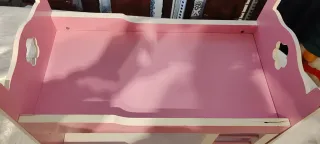 Cuna de muñecas rosa y blanca