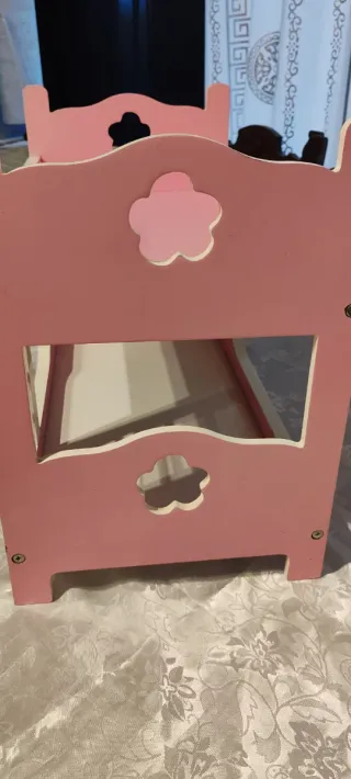 Cuna de muñecas rosa y blanca