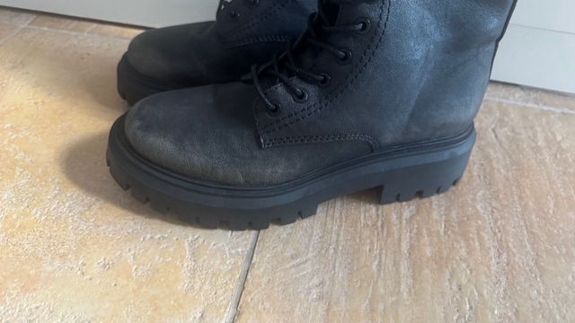 Botas altas negras con cordones