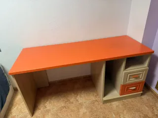 Escritorio madera beige y naranja