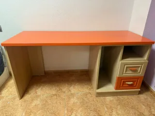 Escritorio madera beige y naranja
