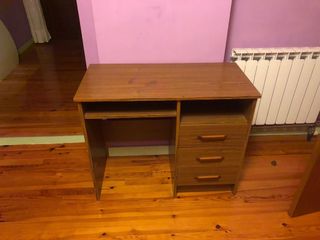 Escritorio de madera marrón