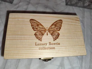 Pajarita de plumas negra y verde