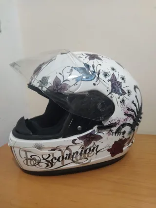 Casco de moto blanco de marca scorpion