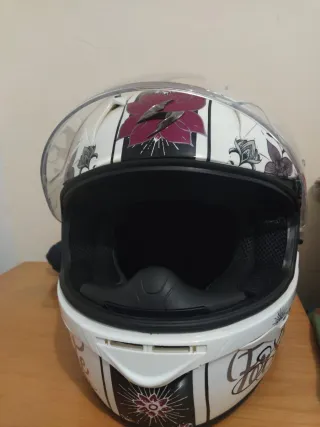 Casco de moto blanco de marca scorpion
