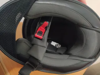 Casco de moto blanco de marca scorpion