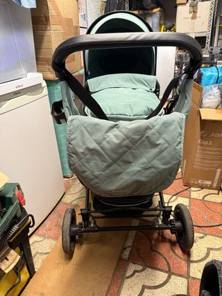 Carrito de bebé color menta