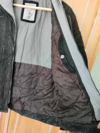 Chaqueta de cuero con capucha para hombre