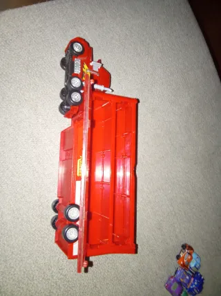 Camión Rayo McQueen con 6 coches