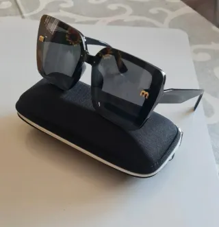 Occhiali da donna neri con fiori