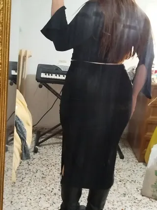 Falda negra con abertura lateral