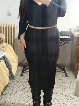 Falda negra con abertura lateral