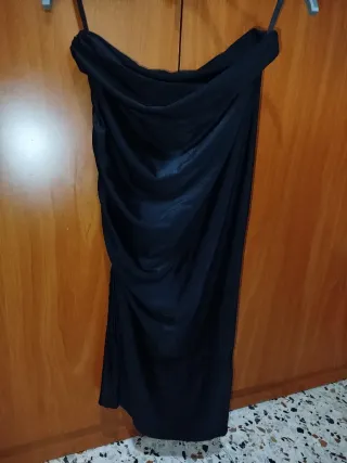 Falda negra con abertura lateral