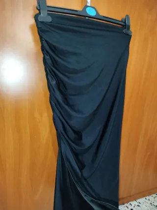 Falda negra con abertura lateral