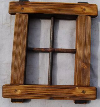 Finestrella decorativa con grata in ferro