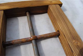 Finestrella decorativa con grata in ferro