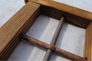 Finestrella decorativa con grata in ferro