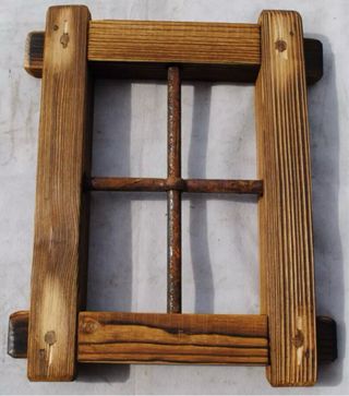 Finestrella decorativa con grata in ferro