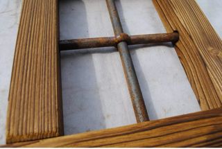 Finestrella decorativa con grata in ferro