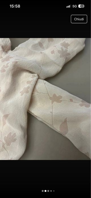 Sciarpa beige con fiori di seta