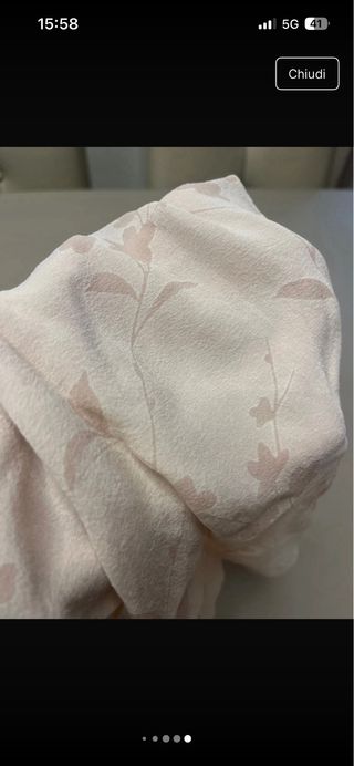 Sciarpa beige con fiori di seta