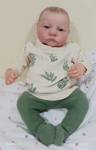 Muñeco bebé realista con ropa y pañales