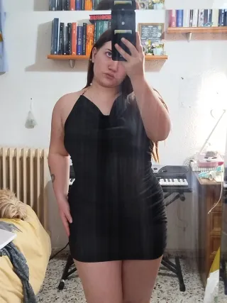 Vestido negro con cadena trasera