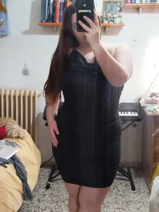 Vestido negro con cadena trasera