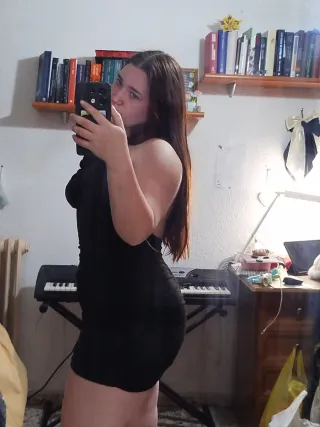 Vestido negro con cadena trasera