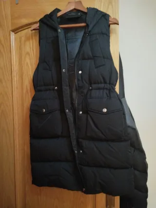 Chaleco acolchado negro con capucha