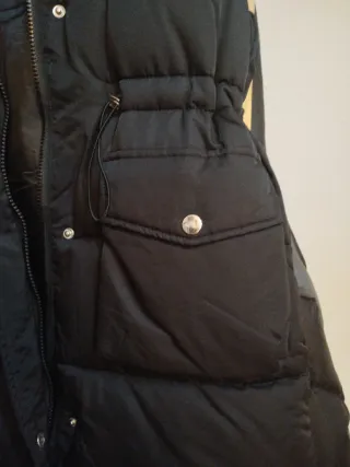 Chaleco acolchado negro con capucha